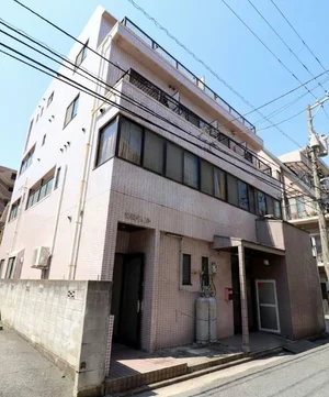 スーパーやコンビニ、飲食店なども徒歩圏内にある便利な立地です！　