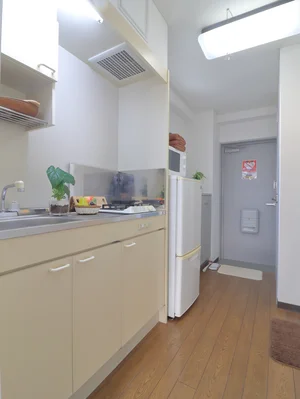 広々とした空間で　キッチンも使いやすい！冷蔵庫や電子レンジなど家電類も充実していて　ご満足いただけるお部屋となっております。