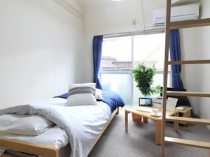 ロフト付きの物件のため、一人での利用なら収納としても使えて便利。　ティッシュや消臭スプレー等備品類も取り揃えております！