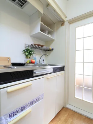 IHコンロのため、掃除がしやすいです。　食器類や調理器具もそろっていて自炊も可能です！