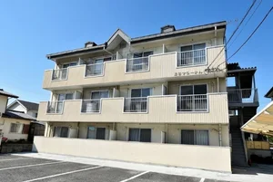 3階建ての物件です。西城農業高校近くで東広島駅へのアクセスが良好です。　駐車場有物件で車移動にも適した立地です。