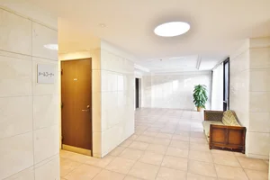 室内はとても明るく、オシャレな雰囲気です♪また、オートロック・防犯カメラも完備しておりますのでお子様や女性のご利用でも安心ですね☆香川丸亀駅前エリアでは、全室家具家電付きで提供しております。