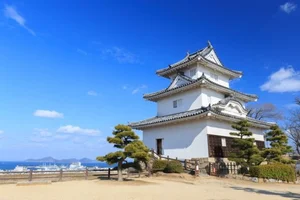 丸亀城まで徒歩15分、1.2㎞。