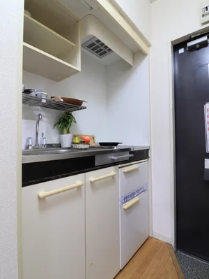 IHコンロのため、掃除がしやすいです。　食器類や調理器具もそろっていて自炊も可能です！