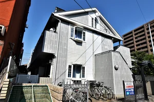 2階建ての物件です　コンビニや飲食店も周辺にあり生活しやすい立地！　近隣に駐車場もあり契約可能です♪