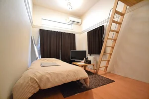 落ち着いた雰囲気の室内です。ベッド、テレビ、テレビ台、DVDプレイヤー、消臭スプレー、テーブル、時計、エアコン、ミラーなど生活に必要なものは完備しております(*^^)vこれらの使用料金は０円、宿泊費と清掃料金でご利用頂けますので、リーズナブルにご利用頂けます!!岡山市北区で最安値のマンスリーマンションは、岡山・倉敷ウィークリードットコムにお任せ下さい(^^♪