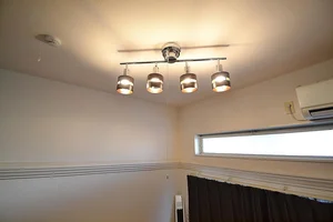 お洒落な照明が室内を照らしてくれます♪ご自宅に帰るような感覚で使えるウィークリーマンションですが、自宅と違った雰囲気で楽しめるも醍醐味の１つですね(*’▽’)ホテルだと、気疲れする方も多いので、この機会に一度試してみてはいかがでしょうか？