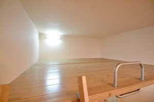 広いロフト付き。今までロフト付きの物件に住んだことがないお客様におススメです★お友達同士、写真同士で住んだりするのに丁度いいですね!!人数分の寝具もご用意頂けます。また、Wi-Fiも完備なので、個人だけでなく、ビジネスや出張の方にもおススメのウィークリーマンションです!!
