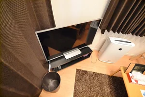 大きいテレビもご用意しており、DVDデッキも完備です。近隣にTSUTAYAもあるので、出張などで休日にゆっくりと映画や音楽も楽しめる作りになっております。また、ボーリング場も徒歩圏内にあるので、スポーツなども楽しめます。同じ建物に複数室あるので会社の寮やまとめて契約する法人様などに重宝されております☆