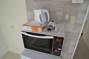 冷蔵庫、電子レンジ、ケトル、炊飯器、2口のIHコンロなど調理に必要な家電の他に、お皿や茶わんなどの食器も完備。