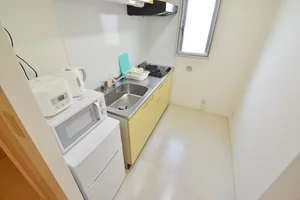 独立したキッチンとなっており、冷蔵庫、電子レンジ、ケトル、炊飯器、しゃもじ、お皿や茶わんなどの食器、スプーン、フォーク、お玉やフライ返し、食器用洗剤、スポンジ、お箸、まな板、包丁などの簡単な調理器具を各種揃えております☆フレッシュ・マルシェ 三丁目店まで徒歩3分なので、お買い物もお気軽にできます!!商店街には古くからある魚屋から天満屋まであるので、非常に便利な立地のウィークリーマンションとなっております♪