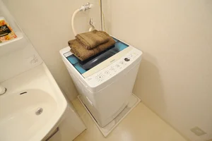 洗濯機の他に、洗濯用洗剤、ドライヤー、歯ブラシも完備です。脱衣所には、クリーニングされた清潔なタオルをご用意しております。料金追加分の寝具、タオルをご用意しておりますので、人数追加のご用命はお気軽にお申し出下さい。