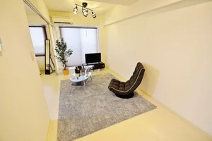 お子様やご家族の方はもちろん、複数名での入居も可能です。最大、大人４名まで入居可となっております。追加料金は下記をご確認下さい。岡山駅、岡山イオンモール、川崎医療センター、天満屋、シンフォニーホール、岡山大学病院など徒歩圏内となっております。また、路面バスや巡回バスがあるので岡山中心部にアクセスの良い場所となっております。岡山県でも人気のある中央小学校区のウィークリーマンションです♪