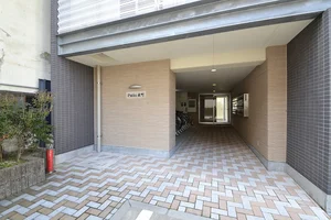 大きなテレビの他に、DVDデッキも完備してるので、好きな映画やドラマが楽しめます♪長期滞在や、中期滞在、1週間以上の短期滞在の暇な時間もゆっくりと過ごせちゃいますね☆インターネットも利用可能な物件となりますのでご利用に際は、必ず申込時にお申し出下さい♪ホテルだと土足での入室ですが、マンスリーマンションだと普通のお部屋と同じなのでゆっくりとくつろげるので、強みの1つですね♪