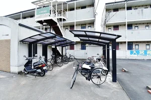 【自転車置き場画像】香川県のウィークリーマンションなら当社にお任せください。圧倒的物件数でお得な長期割引キャンペーンも実施中★