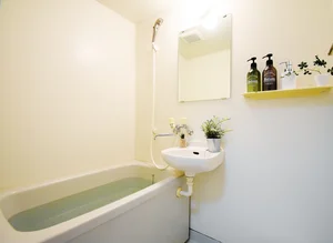 Kマンスリー香川高松大学前のバスルーム画像。お風呂には、シャンプー・リンス・ボディーソープ・ボディータオルの他、掃除用の洗剤やスポンジまで完備(^^♪ご自宅と同じようにご利用くださいませ♪