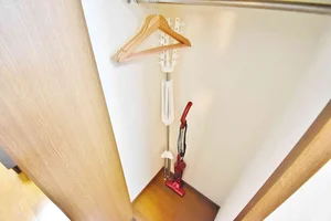 収納スペースもバッチリ★室内干し用のパラソルハンガー、掃除機、ハンガーを常備でご用意しております♪ご自由にお使いくださいませ★