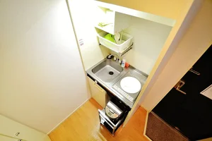 炊飯器や冷蔵庫、包丁やフライ返し、お玉、まな板などの調理器具や茶わんやお椀など食器、お箸、スプーン、フォーク、サランラップや岡山市指定のゴミ袋まで完備です♪食器用洗剤やスポンジ、洗濯機、洗濯用洗剤まで完備しております♪