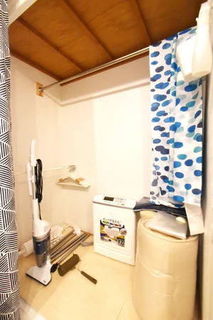 収納スペースに多数備品あり 空気清浄機や室内干し竿などすべて標準品!