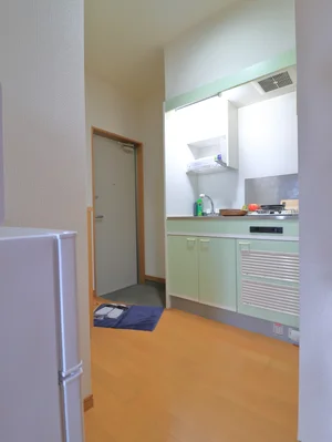 玄関入ってすぐにキッチンがあります
