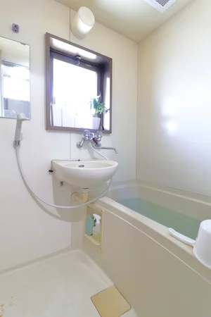お風呂トイレ別のため、ゆったり入浴いただけます。 シャンプーコンディショナー・ボディーソープもそろっております。
