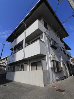 3階建ての物件です 西条駅近くで駐車場あり物件! 車移動される方にも便利です