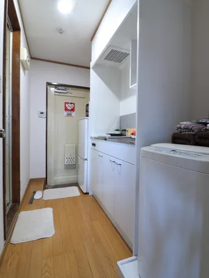 主要な家電類もご用意しております。 玄関スペースも広々としていてキッチンも料理などしやすい!