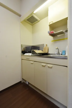 システムキッチン ガス1口 食器類や調理器具などすべて標準品です 自炊できて健康面も安心!