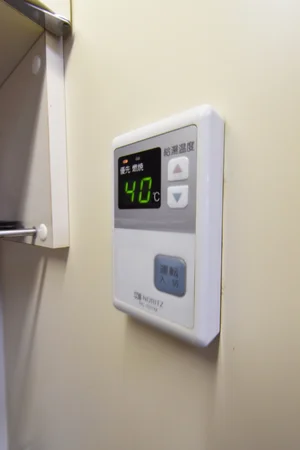 ガス給湯! 温度調節可能です。 お湯を利用される際には必ずスイッチON!