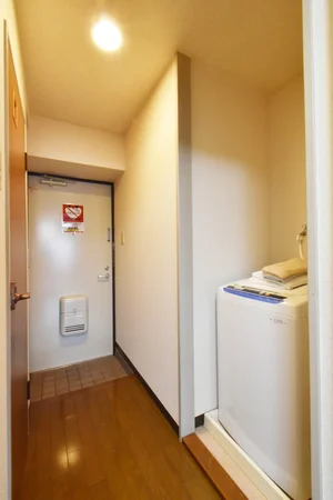 室内洗濯機置き場と洗濯洗剤付き! コインランドリーに行かなくても洗濯できて便利です。