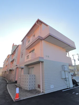 3階建ての物件です 西条駅近くで駐車場あり物件! 車移動される方にも便利です