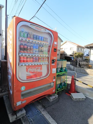 敷地内自販機 コンビニに行かなくても飲み物を買えるので便利!