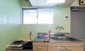 マンスリーマンションの域を超えた、火力の安定したシステムキッチンを採用。自炊派も満足の調理スペースを確保し、長期滞在時の食費節約と健康管理を強力にバックアップします。直感的なボタン操作で、お好みの温度をキープ。初めての滞在でも迷うことなく、帰宅後すぐに温かいシャワーが浴びられる喜びを実現しました