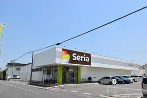 100円ショップ　s e r i a 大竹店まで徒歩１１分