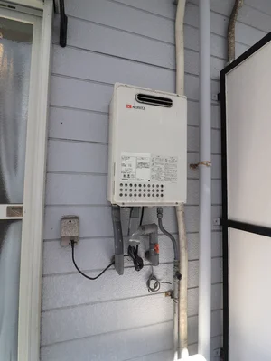 ベランダ側に給湯器ありです（ガス式）