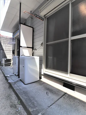 屋外洗濯機（ベランダ側）です　コインランドリーに行かなくても毎日洗濯できるのでさわやかにお過ごしいただけます。