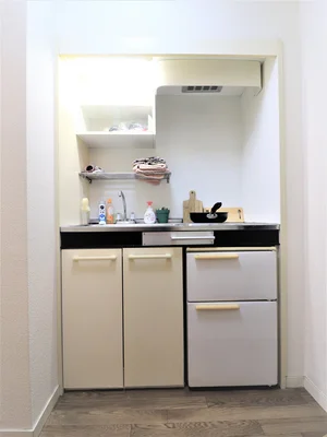 1口IHコンロのキッチンです。　調理器具や食器類などすべて標準品で　自炊でき健康面にも考慮できます