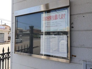 建物入口に掲示板があります