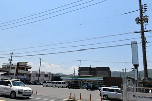 コンビニ　ファミリーマート 大竹西栄店まで徒歩５分