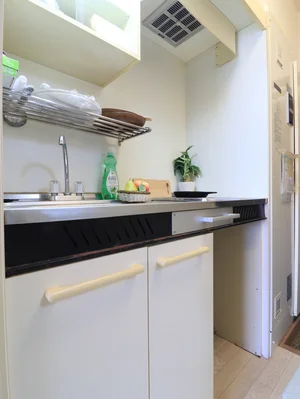 キッチン　調理器具も多数あり！　食器類もあり　食材ご用意いただけるとすぐに自炊可能です。