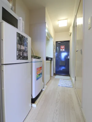 玄関スペース　広々としています♪　キッチンには食器類や調理器具など取り揃えております。