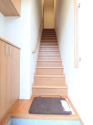 玄関　階段上にお部屋あり