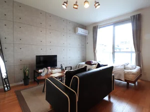 ソファありのお部屋でテレビを見ながら　自宅のようにお過ごしいただけて　長期滞在でもリラックス♪