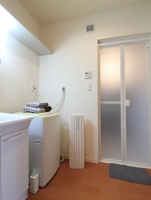 広々とした脱衣所！　独立洗面台付きで朝自宅やお風呂上りにも便利！