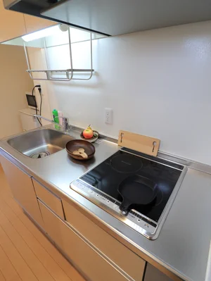 IHコンロで 安全に調理できて お手入れも簡単! シンクも広々としているので 洗い物も楽々♪