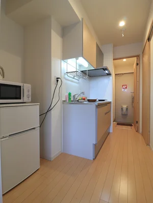 十分な広さのキッチンで使いやすい! 調理器具や食器衣類も取り揃えてあるので 長期の滞在でも自炊できて健康面に考慮!