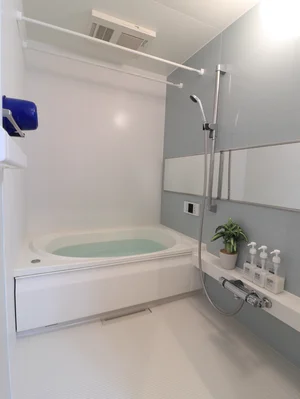 広々とした浴槽にゆったりつかって 一日の疲れをリフレッシュできます! シャンプーコンディショナーやボディーソープもすべて標準品です。