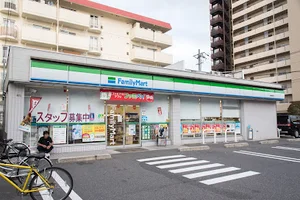 ファミリーマート 広島東雲店 徒歩4分