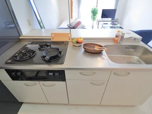 グリル有の3つ口ガスキッチンで、料理がしやすいです。食器類や調理器具などすべて標準品です！