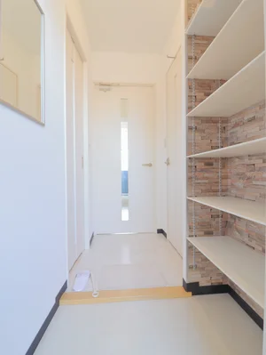 玄関　シューズボックス有です　女性やリフォーム時の滞在など　靴を収納いただけるので便利です。